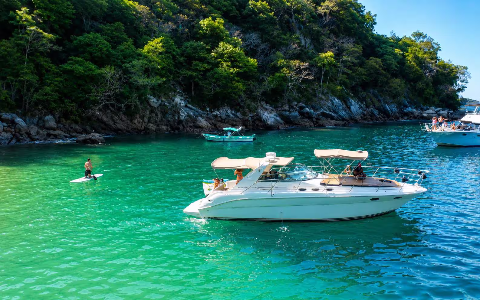 Yate Bar Quito navegando en una bahía de agua turquesa